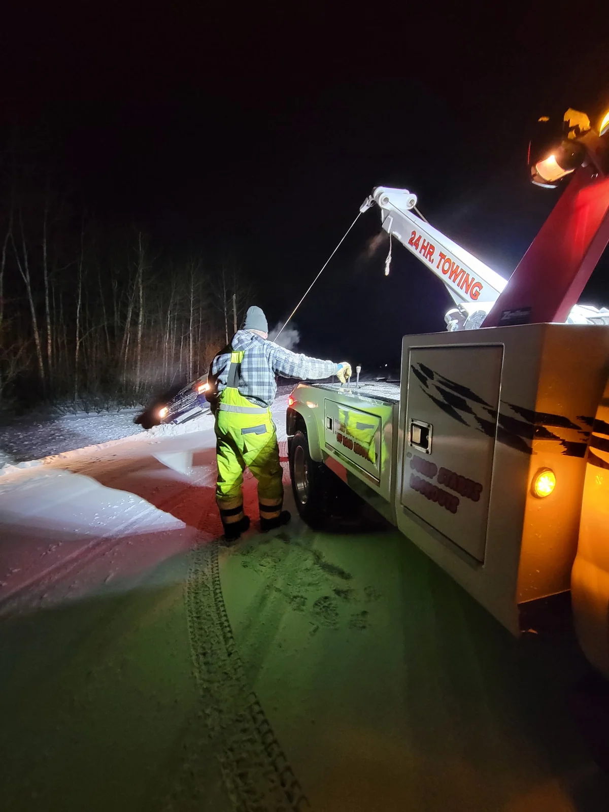 Dishaw Towing working a nighttime roadside recovery